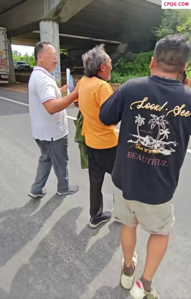 河南一老人晕倒 路过司机伸出援手 众人齐心救助感动网友