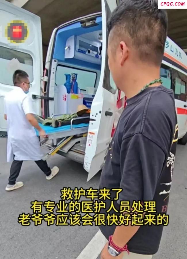 河南一老人晕倒 路过司机伸出援手 众人齐心救助感动网友