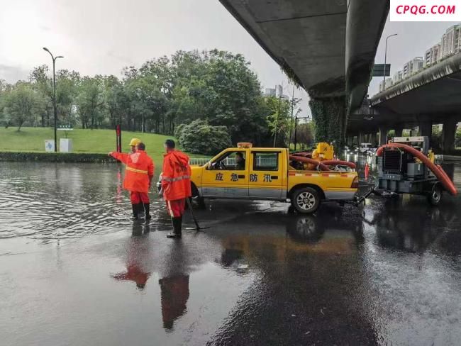 杭州城管部门全力应对强降雨