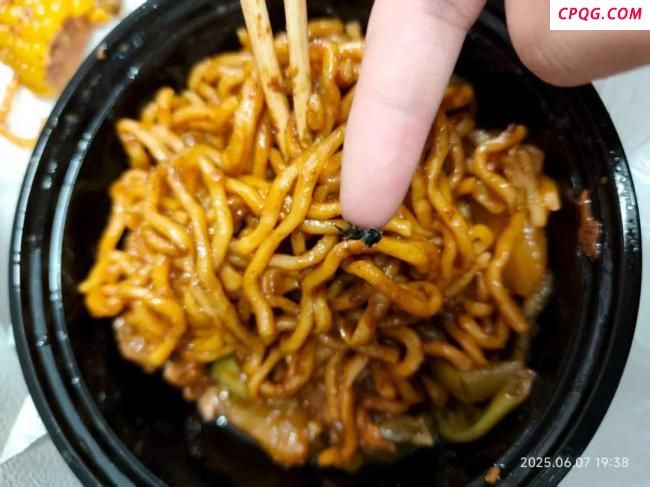 大学生外卖吃出苍蝇索赔千元