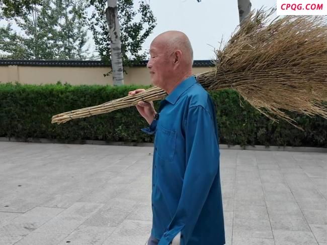独臂退伍老兵为烈士守墓40载 传承英雄精神