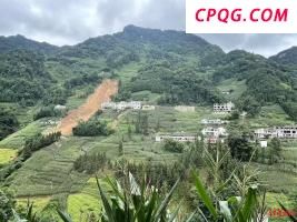 绿衣男从商场三楼抛下椅子 涉嫌高空抛物险伤人