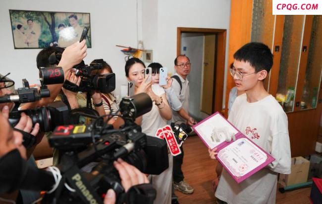 湖南首封高考录取通知书送达