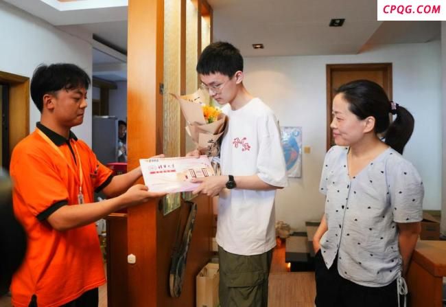 湖南首封高考录取通知书送达 清华学子开启新旅程