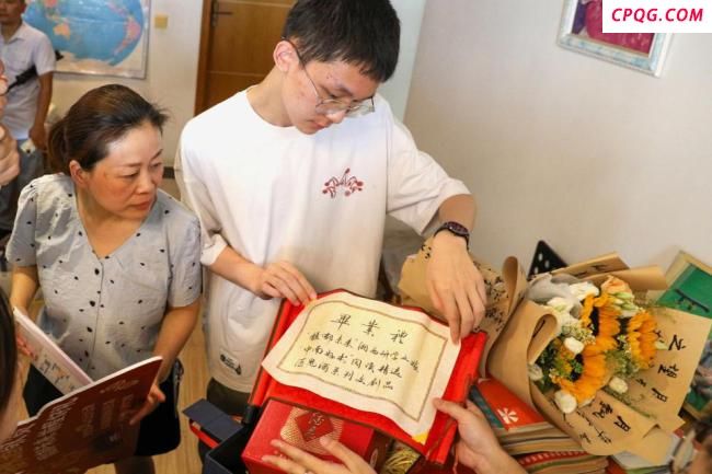 湖南首封高考录取通知书送达 清华学子开启新旅程