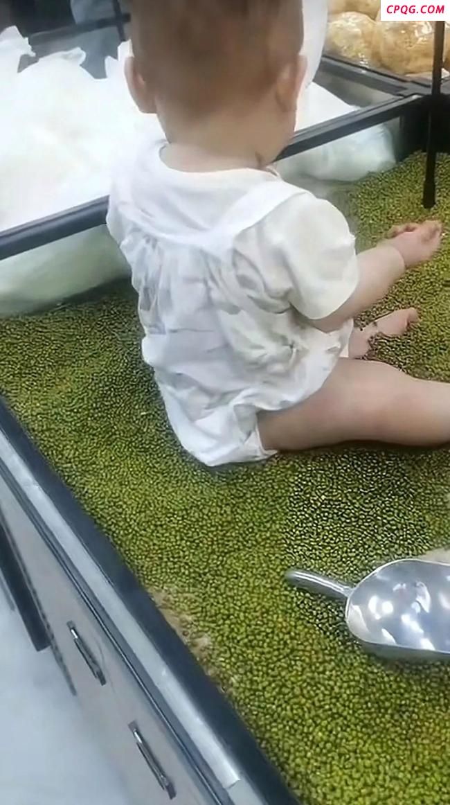 穿纸尿裤小孩坐绿豆框玩耍 超市回应