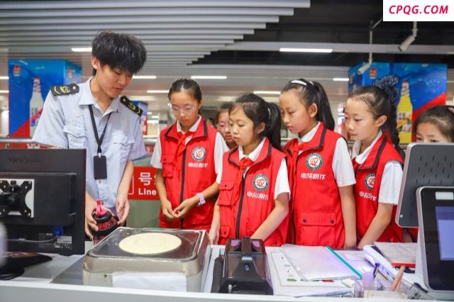 山东青岛：校外志愿服务 丰富暑期生活