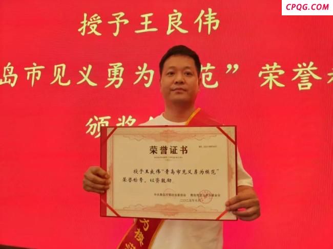 男子冲进海中施救落水男孩