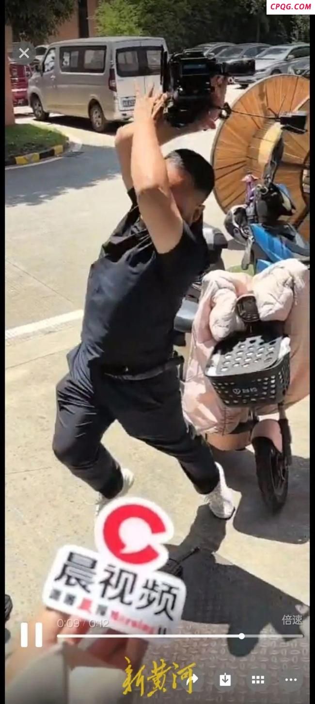 记者采访摄像机被砸碎 1人受伤 采访质疑电缆质量引发冲突