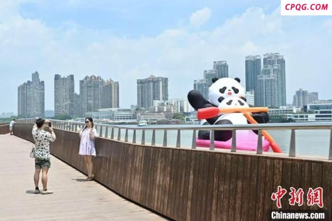 广东首个水上大型气模亮相 熊猫主题吸睛新地标