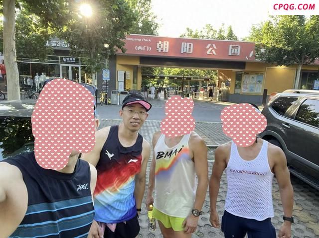 北京朝阳公园有人落水，父亲当孩子面跳入水中救人