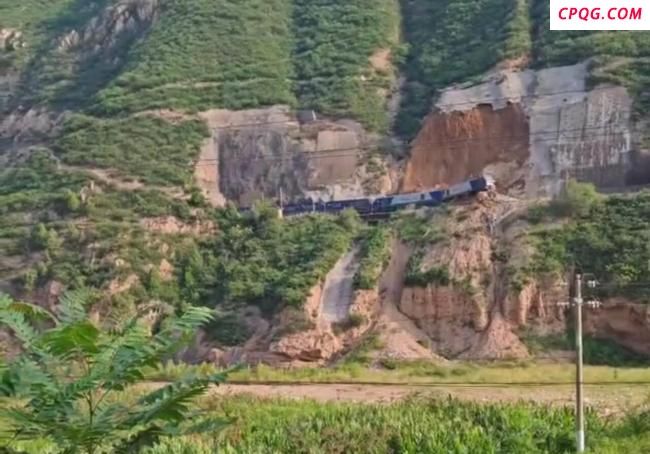 山体塌方致陇海铁路货运机车脱线