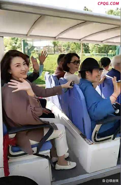 13位央视老主持人团建 全是童年回忆 重温经典面孔
