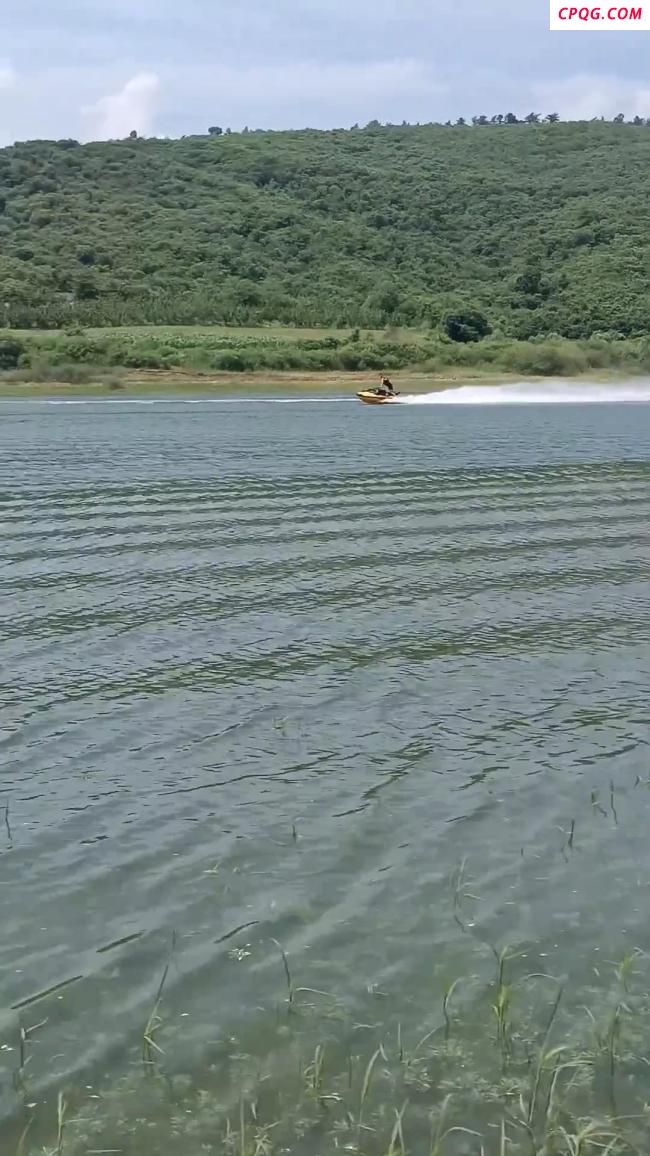 辽宁一饮用水水源地有人骑水上摩托艇