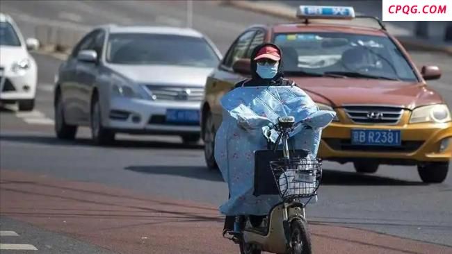 女子不开空调中暑晕倒 体温近40℃ 警惕热射病致命风险