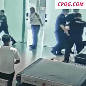 男子过安检被拦怒砸充电宝 情绪失控引火灾