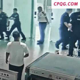 男子过安检被拦怒砸充电宝