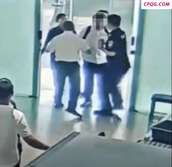 男子过安检被拦怒砸充电宝 情绪失控引火灾