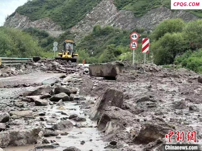 青海强降雨致多条道路中断 抢修进行中
