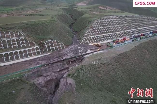 青海强降雨致多条道路中断