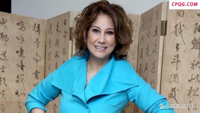 知名歌手甄妮坐飞机行李箱被盗
