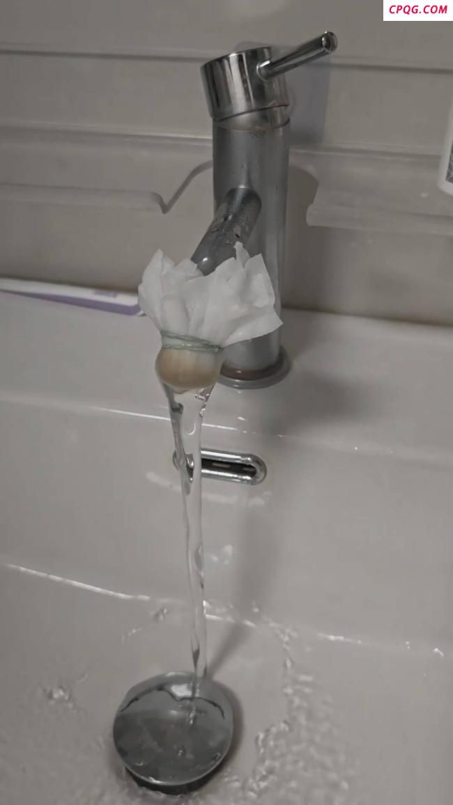 杭州市民放水两小时仍有沉淀物 水质问题持续引发担忧
