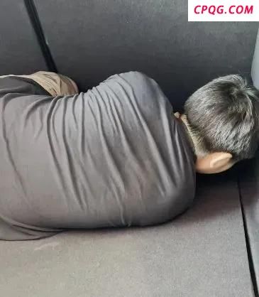 如何看待男孩被亲爸塞后备箱出行 家庭争议升级
