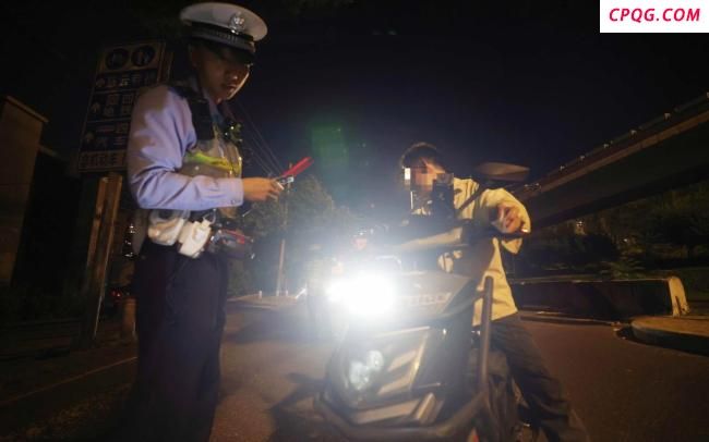 北京交警查电动自行车远光灯