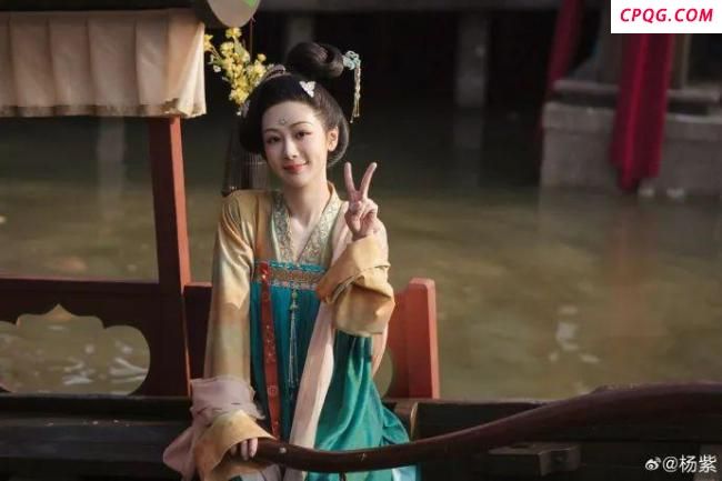 杨紫晒出和李现、张雅钦的合照 告别角色何惟芳