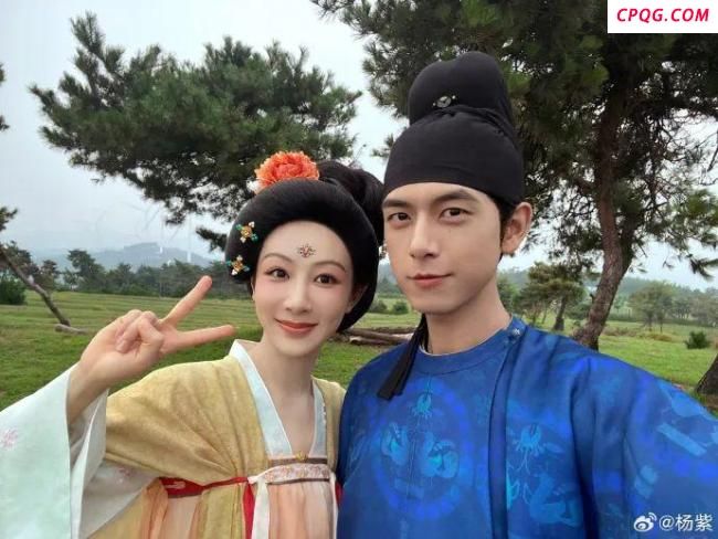 杨紫晒出和李现、张雅钦的合照 告别角色何惟芳