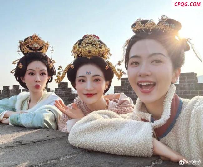 杨紫晒出和李现、张雅钦的合照 告别角色何惟芳