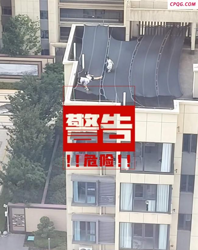 南昌三小孩爬到楼顶遮阳网上玩耍