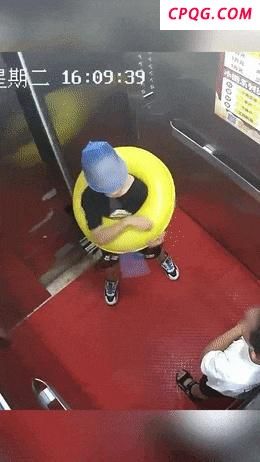 仨小孩相约游泳遇民警被劝退