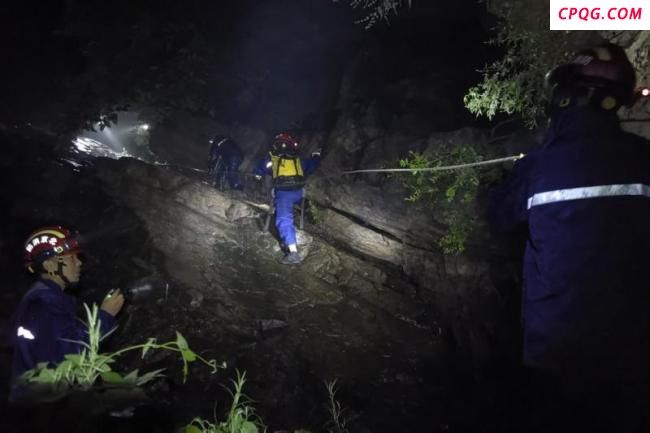 两名登山爱好者迷路被困 北京密云消防雨夜救援
