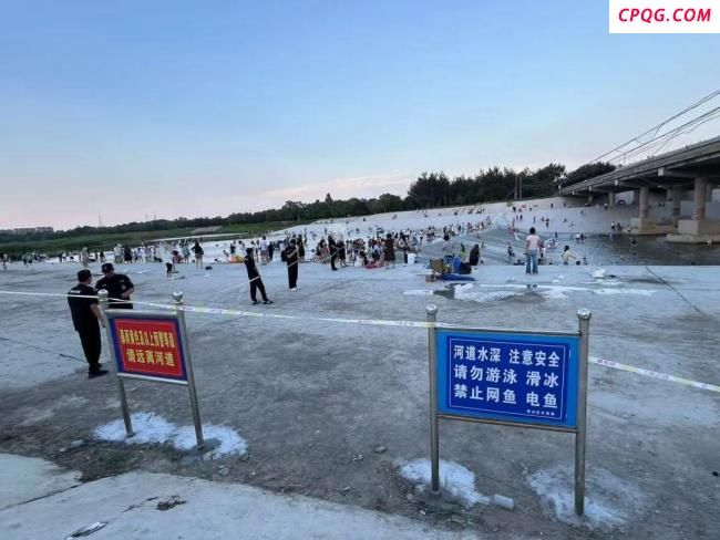 救护车拉走溺水者后有人下水