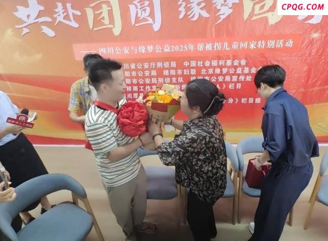 母子离散35年团聚 妈妈哭到近乎昏厥 重逢瞬间泪如雨下