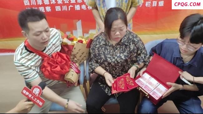 母子离散35年团聚 妈妈哭到近乎昏厥 重逢瞬间泪如雨下