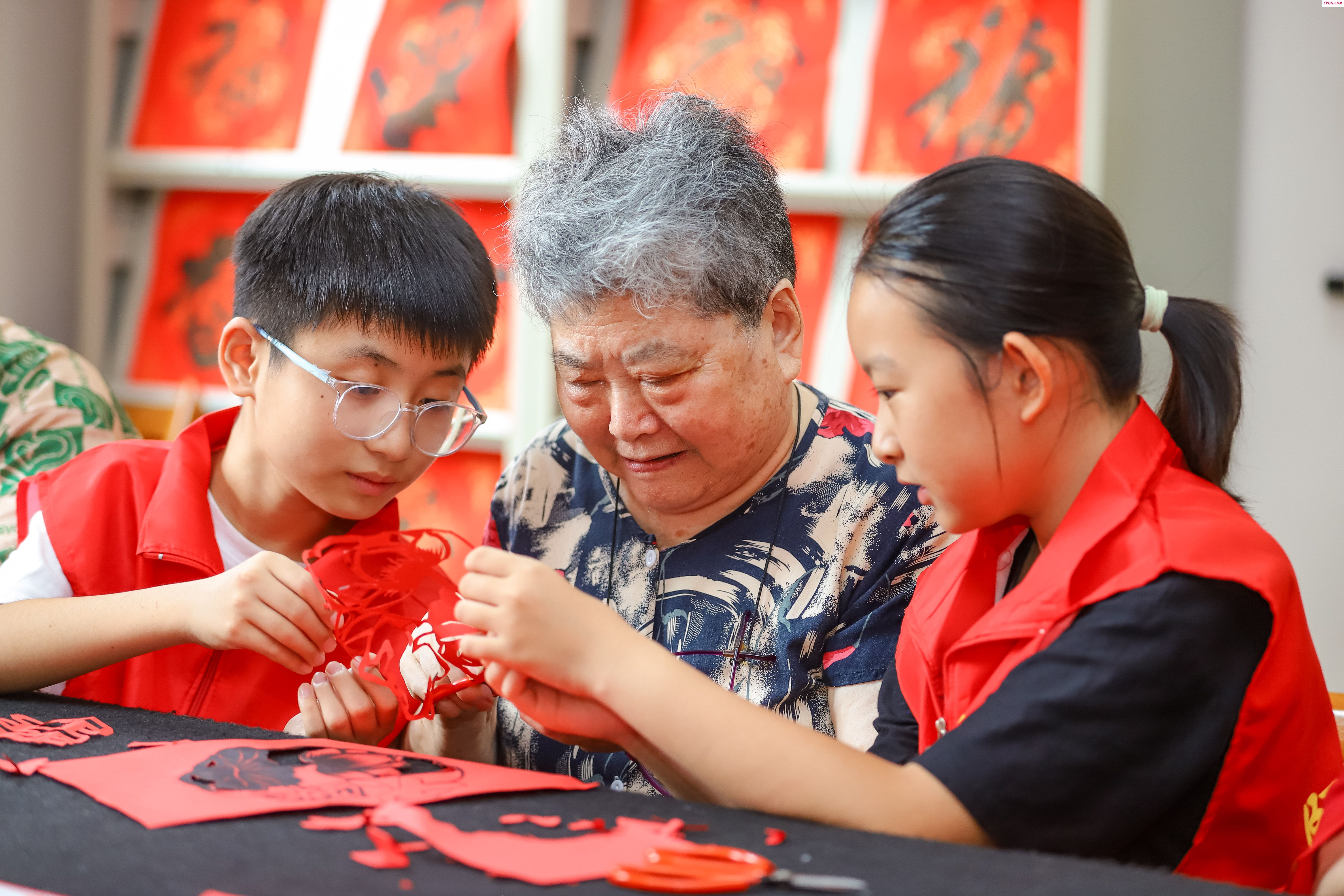 山东青岛：暑期志愿服务 弘扬敬老美德