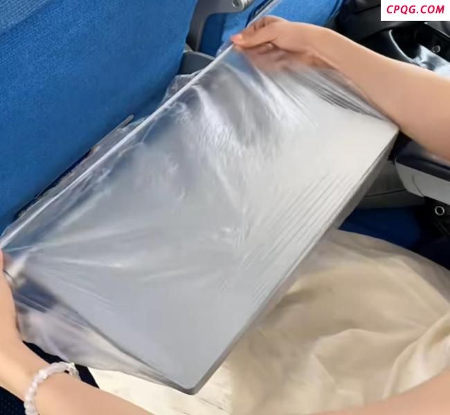 一次性高铁座椅套卖爆 暑期出行必备品