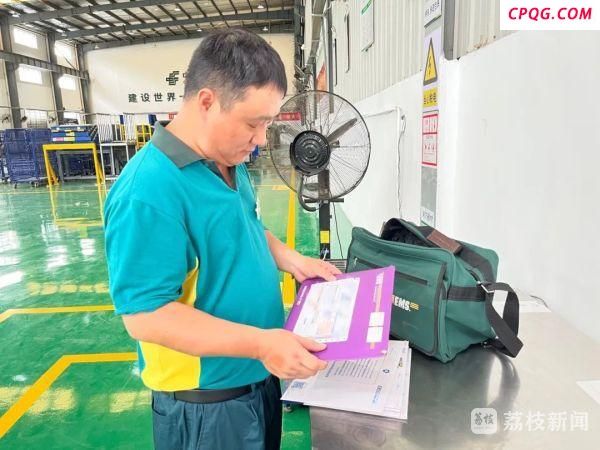 邮递员爸爸投递儿子南大录取通知书