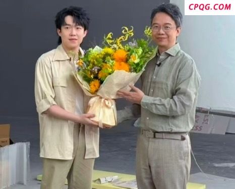 王楚钦参加某品牌活动时手持花束，粉丝形容他“乖巧可爱”