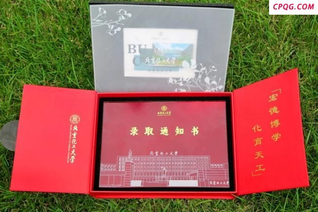 北化碳纤维录取通知书能切西瓜 坚固材质引热议