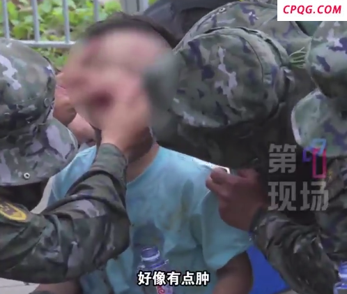 军民一心在此刻具象化了！男孩受伤武警战士停车救援