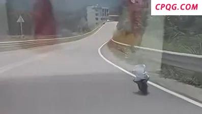 3岁娃独自骑车去广州找妈妈