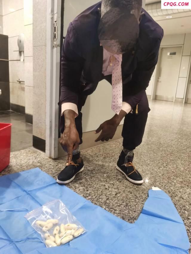 男子体内藏70粒毒丸进境被查 走私毒品1387.45克