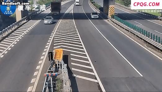压实线变道被撞 司机负全责