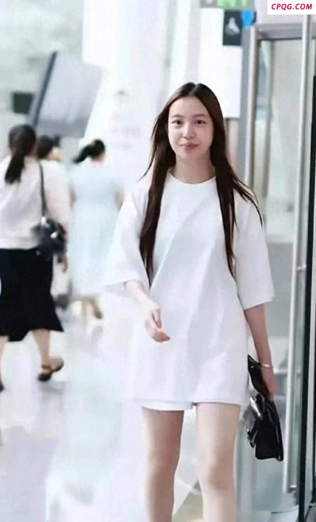 沈佳润和妈妈沈春阳现身机场