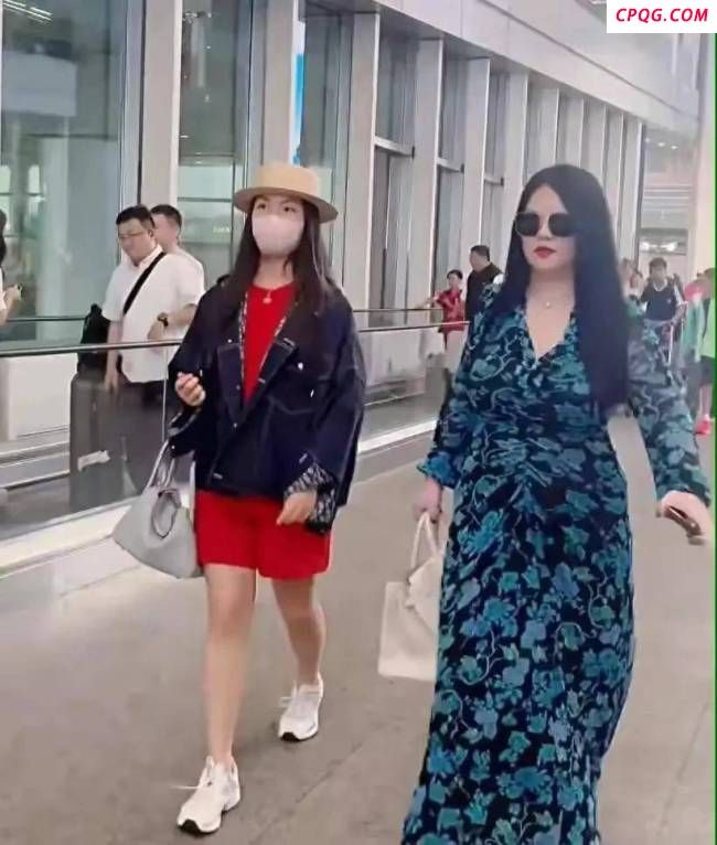 沈佳润和妈妈沈春阳现身机场 星二代的夏日风采