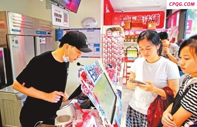 高温催热了“冷生意” 清凉消费走俏市场