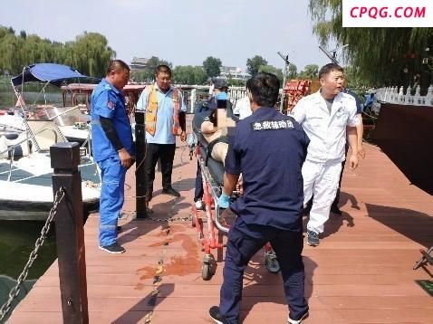 游客在什刹海溺水 工作人员救人